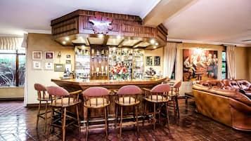 2 bars/lounges