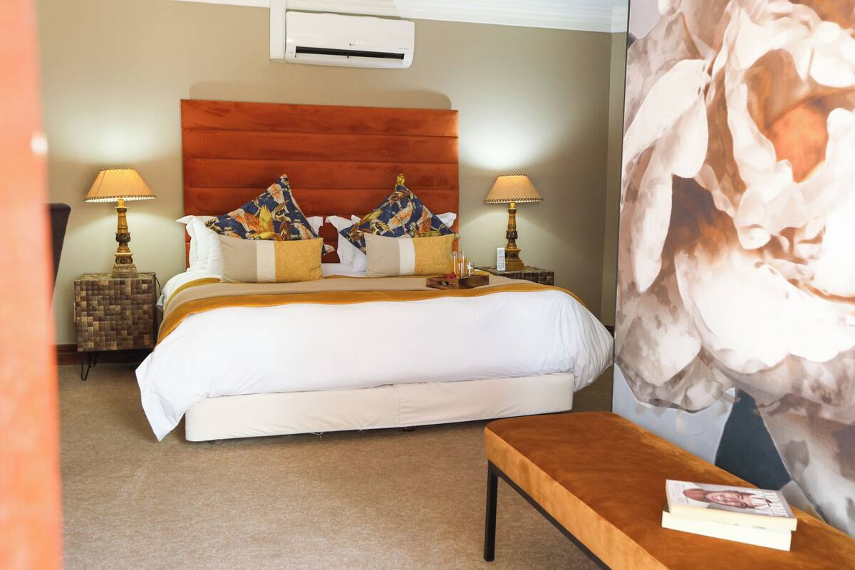 Executive Room | Minibar, in-room safe, desk, laptop workspace