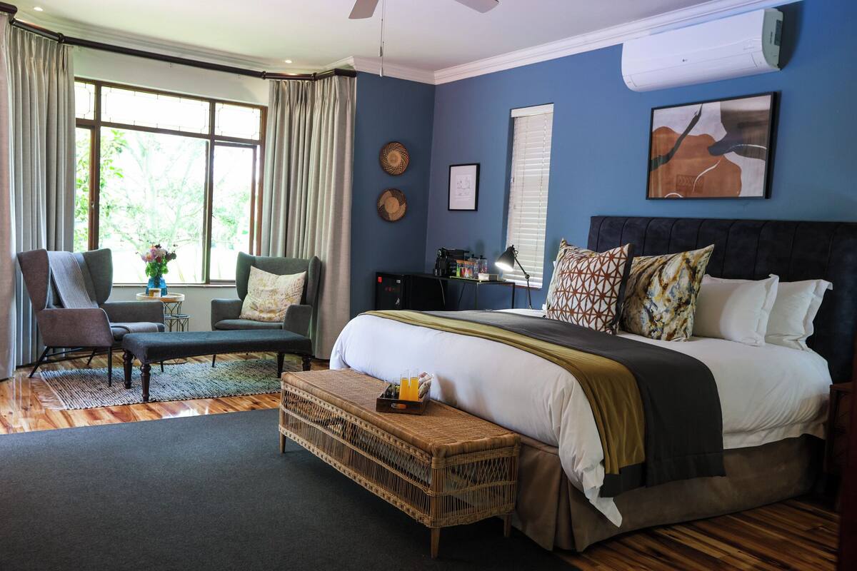 Presidential Room | Minibar, in-room safe, desk, laptop workspace