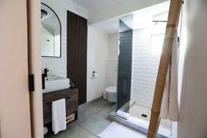 Habitación ejecutiva | Baño | Artículos de higiene personal gratuitos, secador de pelo y albornoces