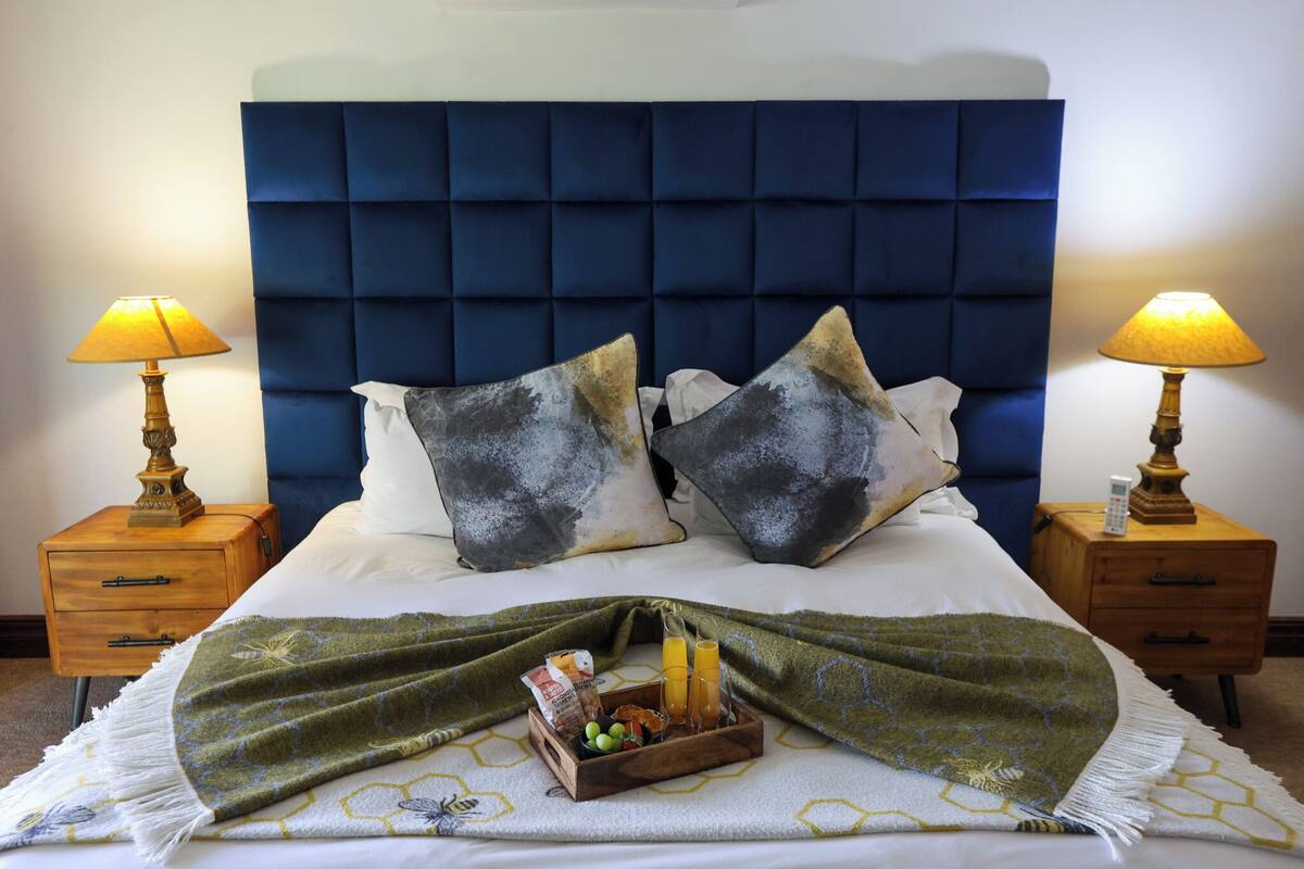 Executive Room | Minibar, in-room safe, desk, laptop workspace