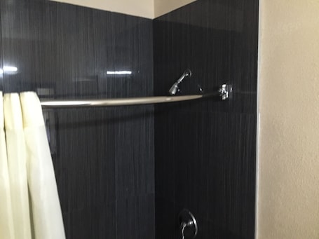 Room, 1 Queen Bed | Bathroom | Shower, free toiletries, towels. Ace Budget Motel