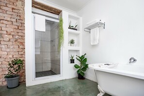 Artículos de tocador gratuitos, secador de pelo, toallas