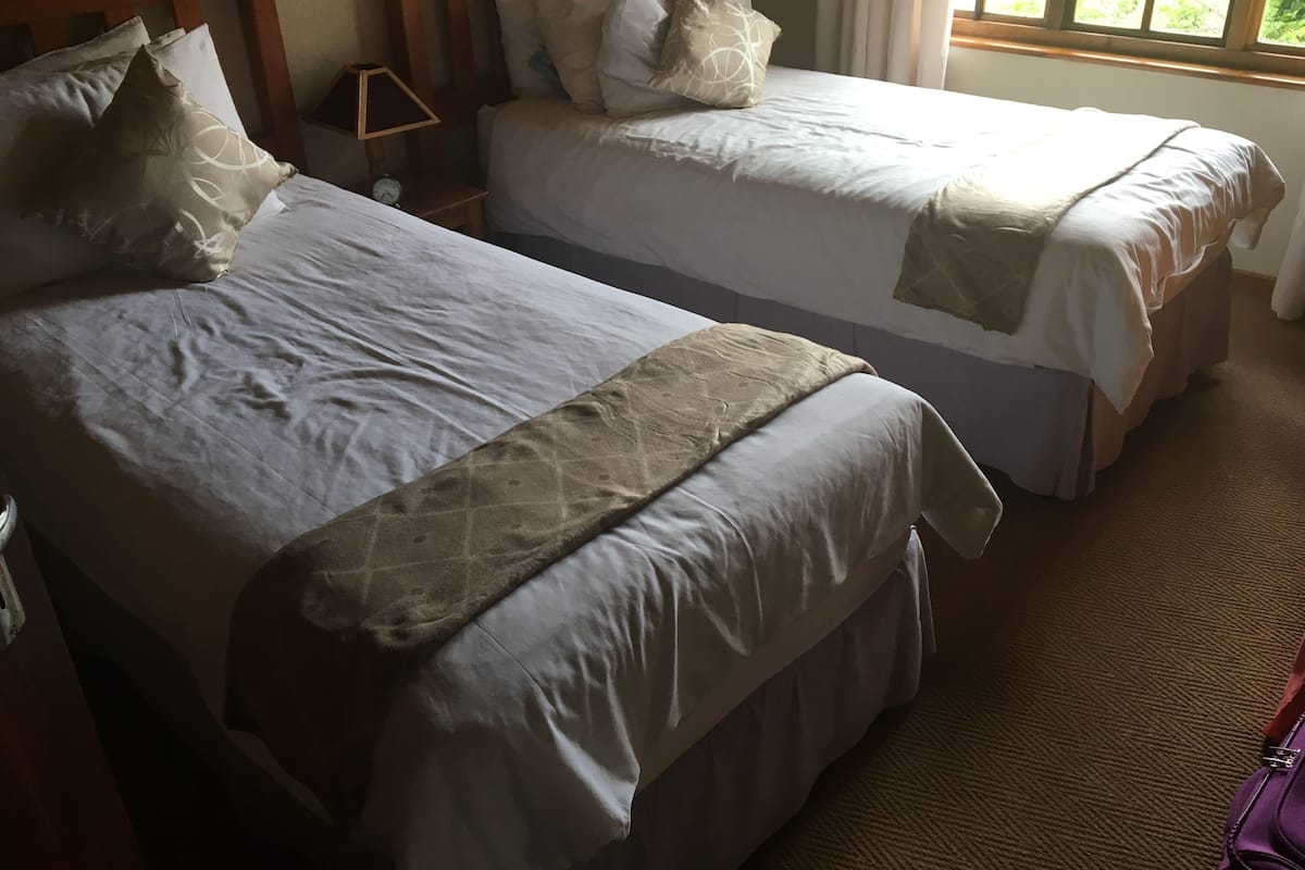 Familienchalet, 3 Schlafzimmer (Dbl-Storey Luxury Chalets 6 Sleeper) | 4 Schlafzimmer, Bügeleisen/Bügelbrett, kostenlose Babybetten