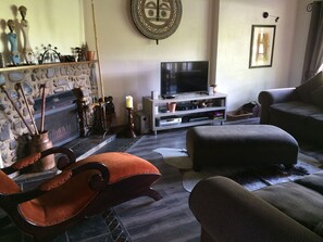 Chalet familiar, 4 habitaciones (Dbl-Storey Luxury Chalet 8 Sleeper) | Área de sala de estar | Televisión de pantalla plana, chimenea y reproductor de DVD 