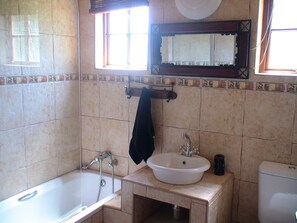 Nhà gỗ dành cho gia đình, 4 phòng ngủ (Dbl-Storey Luxury Chalet 8 Sleeper) | Phòng tắm | Buồng tắm vòi sen, khăn tắm, xà phòng 