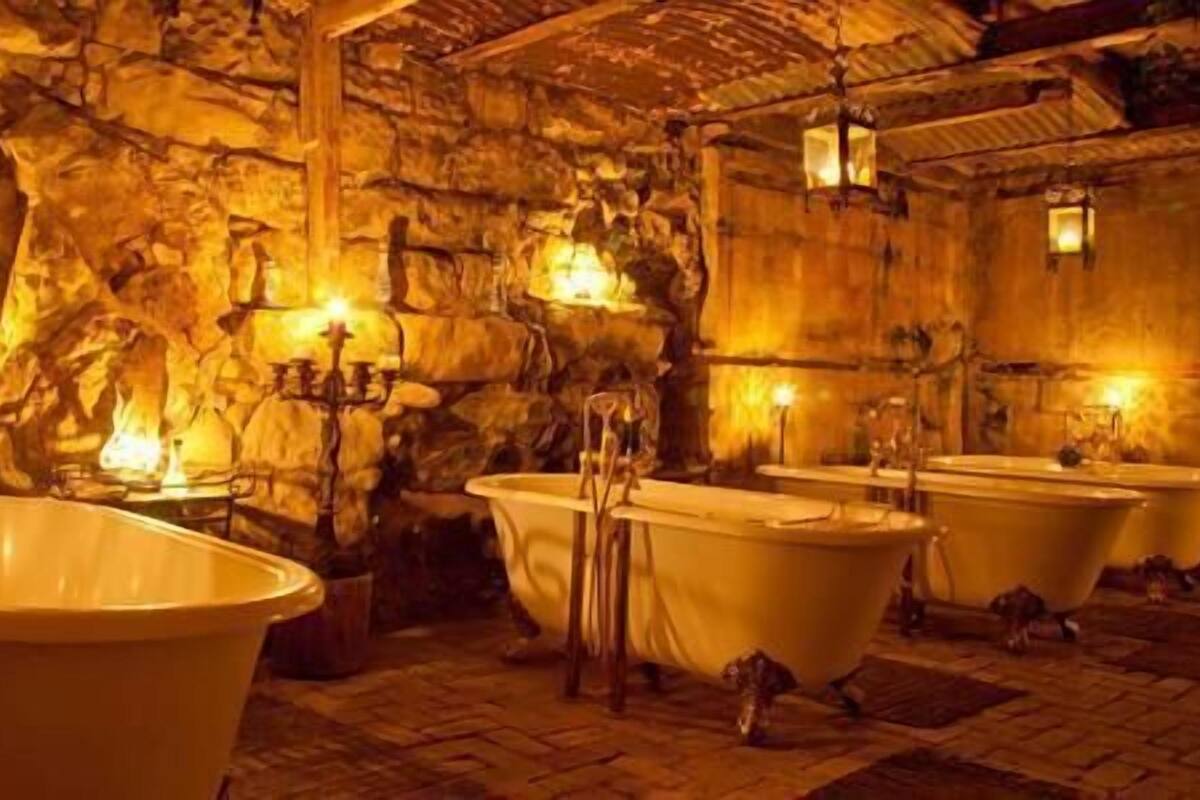 Luxury House, Multiple Bedrooms | Deep soaking bathtub