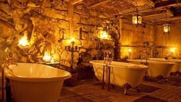 Maison Luxe, plusieurs chambres | Baignoire relaxante profonde