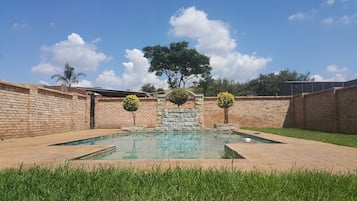 Kolam renang terbuka