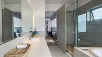 Apartment, 2 Bedrooms (Penthouse) | Bathroom | Free toiletries, hair dryer, towels, shampoo