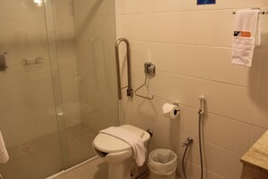Quarto luxo | Bad | Dusj, toalettartikler (inkludert), hårføner og bidé