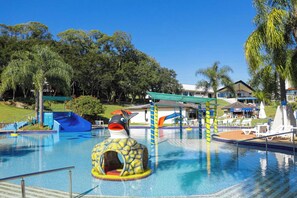 3 つの屋内プール、6 つの屋外プール、プール パラソル、サンラウンジャー