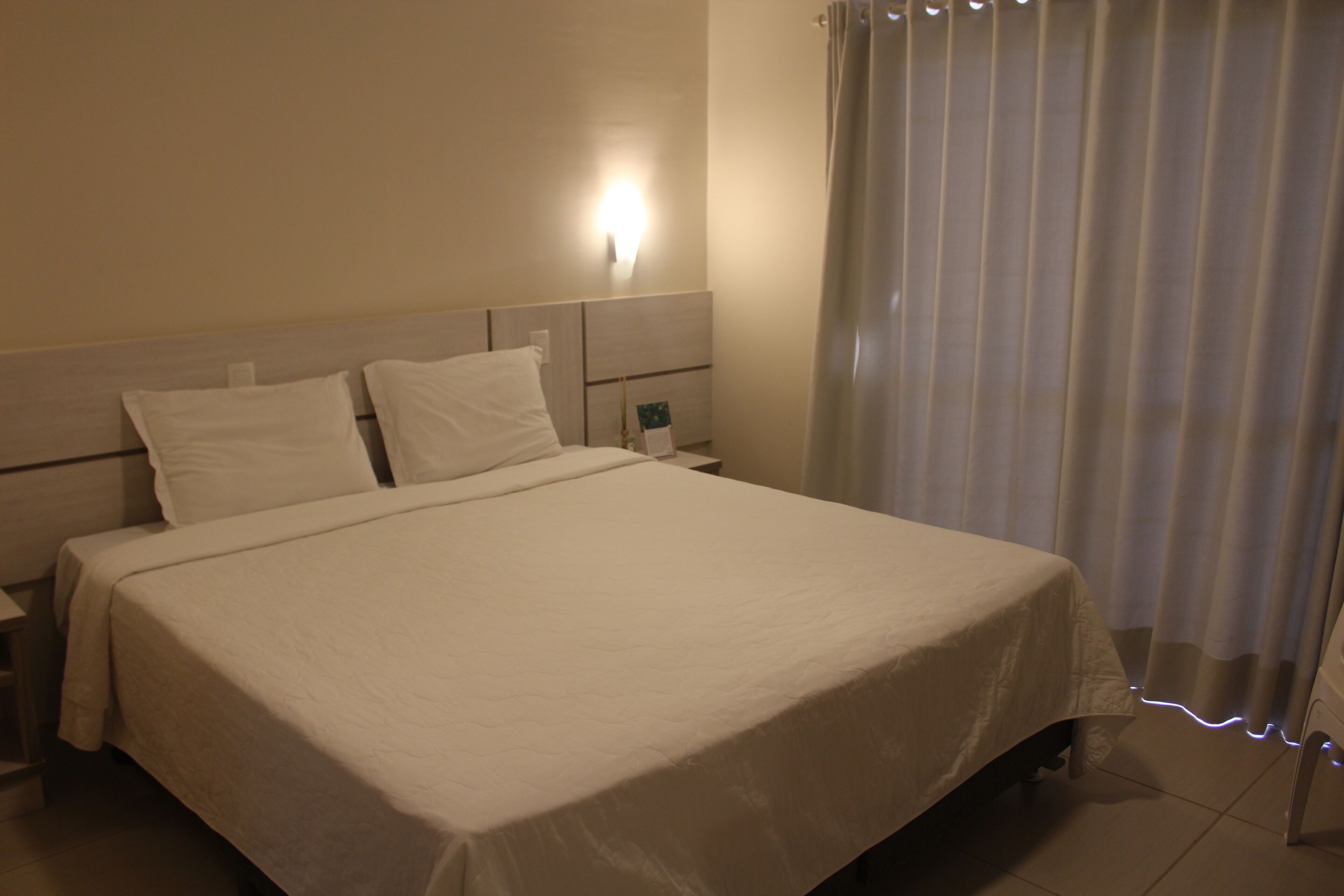 Habitación Deluxe | Ropa de cama hipoalergénica, minibar, caja fuerte y escritorio