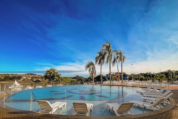 3 piscinas cubiertas, 6 piscinas al aire libre, sombrillas, tumbonas