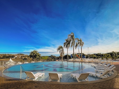 3 indoor pools, 6 outdoor pools, pool umbrellas, pool loungers. Machadinho Thermas Resort SPA