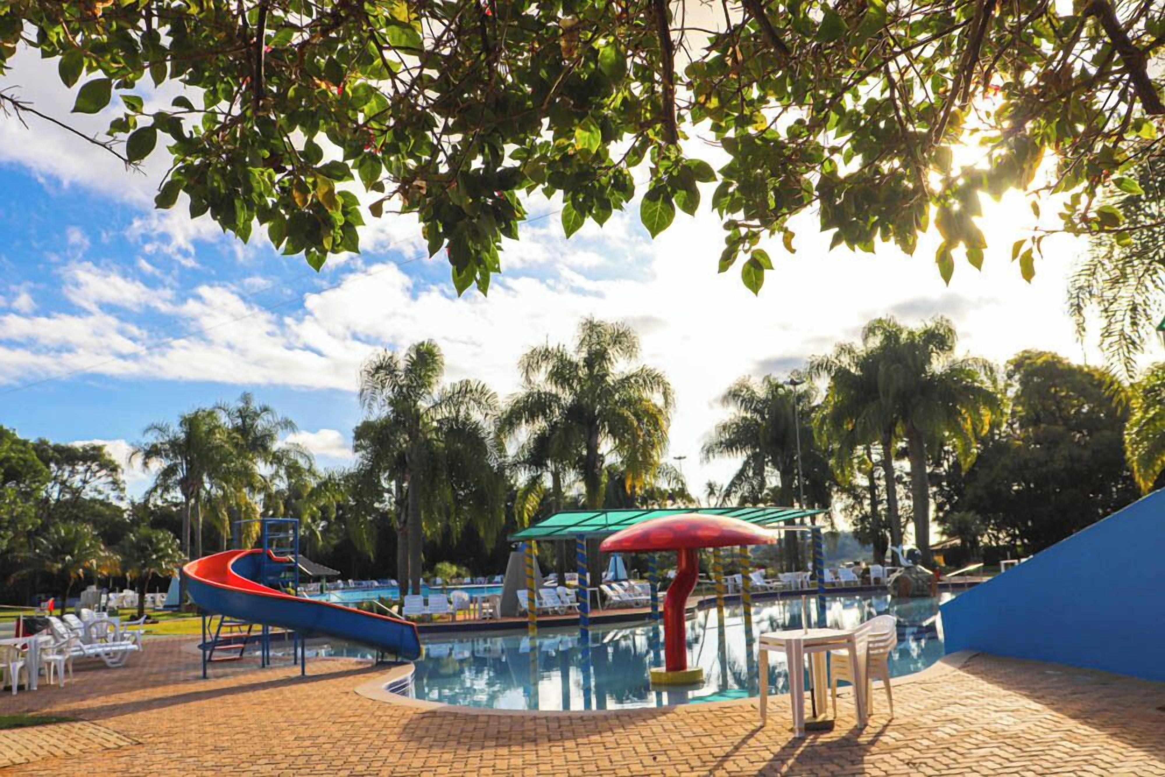 3 piscinas internas, 6 piscinas externas, guarda-sóis, espreguiçadeiras