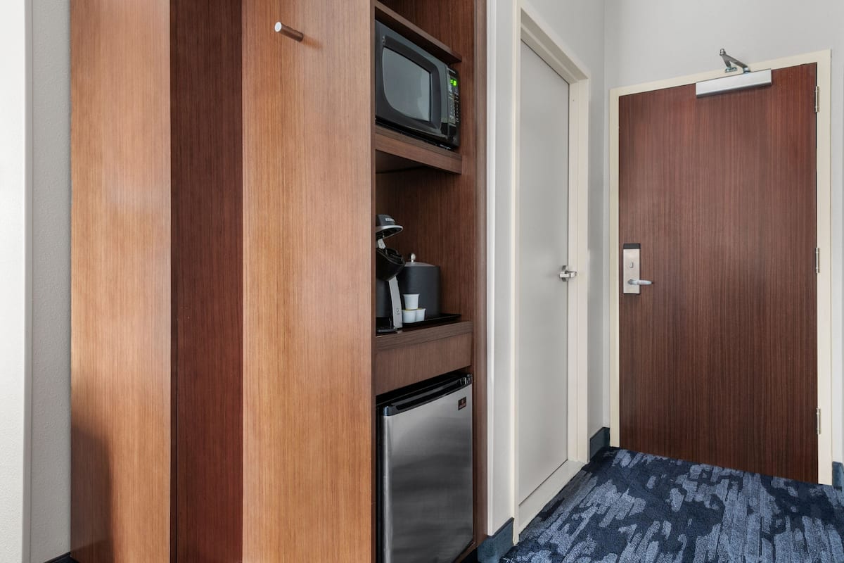 1 bedroom, premium bedding, pillow-top beds, desk
