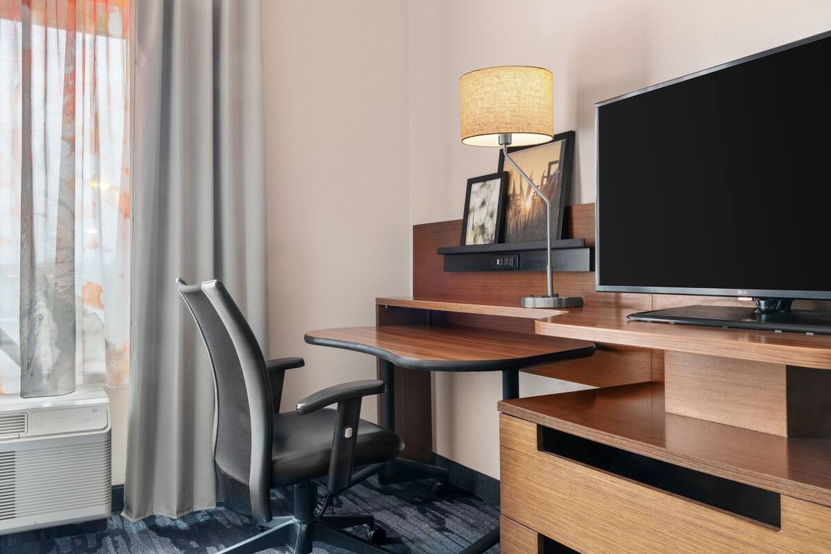 1 bedroom, premium bedding, pillowtop beds, desk