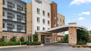A Fairfield by Marriott hotel with a modern design, featuring a curved entrance canopy and a mix of stone and panel exteriors. - Fairfield Inn & Suites by Marriott Alexandria (Alexandria)