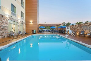 Outdoor pool - Fairfield Inn & Suites by Marriott Alexandria (Alexandria)