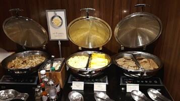 Montaje de bufé con diversos alimentos y salsas.