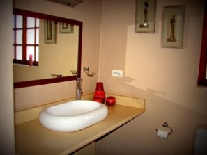 Family House, 4 Bedrooms (Allisters House) | Bathroom | Free toiletries, hair dryer, towels