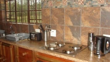 Savanna Pride | Private kitchen | Full-sized fridge, microwave, oven, stovetop