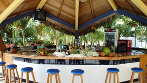 Bar junto a la piscina