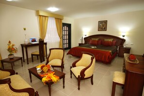 Luxury | Premium bedding, minibar, in-room safe, desk