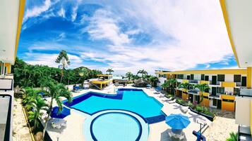 Luxury | Premium bedding, minibar, in-room safe, desk