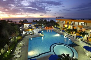 Outdoor pool, sun loungers - Hotel Club del Sol (Atacames)