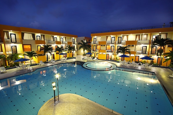 Piscina externa, espreguiçadeiras