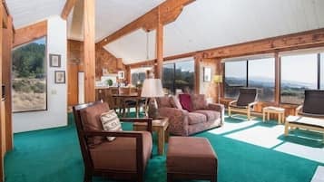 House, 3 Bedrooms, Bathtub, Ocean View (Holmes House Unit 21-86) | Living area | Fireplace