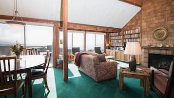 House, 3 Bedrooms, Bathtub, Ocean View (Holmes House Unit 21-86) | Living area | Fireplace