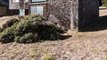 House, 3 Bedrooms, Bathtub, Ocean View (Holmes House Unit 21-86) | Property grounds