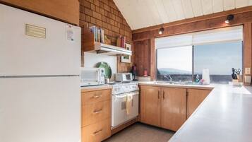 House, 3 Bedrooms, Bathtub, Ocean View (Holmes House Unit 21-86) | Private kitchen | Full-size fridge, microwave, stovetop, cookware/dishes/utensils