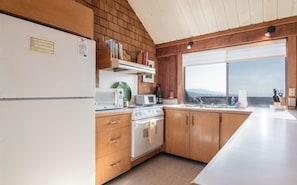 House, 3 Bedrooms, Bathtub, Ocean View (Holmes House Unit 21-86) | Private kitchen
