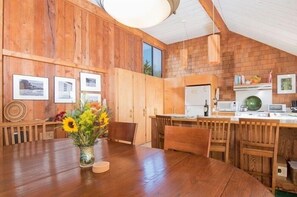 Casa, 3 quartos, banheira, vista para o oceano (Holmes House Unit 21-86) | Opções para refeição no quarto