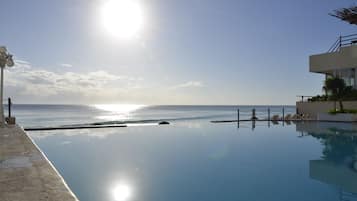 2 outdoor pools, pool loungers