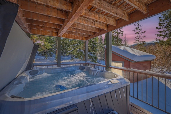 House, 4 Bedrooms | Outdoor spa tub