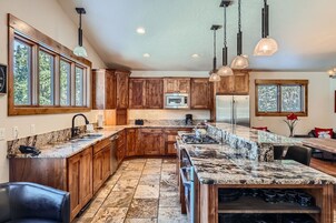 House, 4 Bedrooms | Private kitchen | Full-size fridge, microwave, oven, stovetop