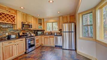 House, 3 Bedrooms | Private kitchen | Full-size fridge, microwave, oven, stovetop