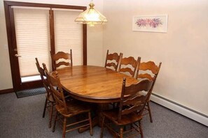 Townhome, 3 Bedrooms, Balcony (Pinecreek #F - 3 BR) | In-room dining