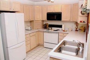Townhome, 3 Bedrooms, Balcony (Pinecreek #F - 3 BR) | Private kitchen | Microwave, dishwasher, coffee/tea maker