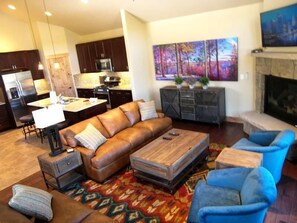 Cabaña, 3 habitaciones, vista a la montaña (Maggie TwnHm 3Bd 3Bath, HTJW) | Área de sala de estar | Televisión y reproductor de DVD