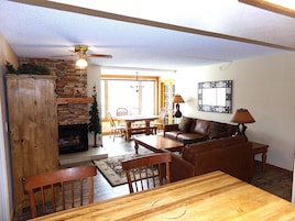 Condo, várias camas (Summit House 2 bed 2 bath SHGW) | Área de estar | TV de tela plana 41 polegadas com canais a cabo, TV, DVD player