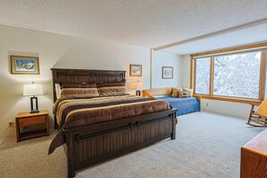 公寓式客房, 多张床 (Summit House 2 bed 2 bath SHGW) | 2 多间卧室、特色装修、特色家居、熨斗/熨衣板