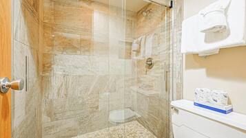 Artículos de tocador gratuitos, secador de pelo, toallas