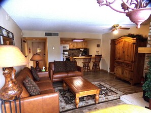 公寓式客房, 多张床 (Summit House 2 bed 2 bath SHGW) | 起居区 | 41-英寸纯平电视(配备有线频道)、电视、DVD 播放器