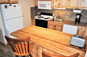 Refrigerador con freezer, microondas, horno, placa de cocina